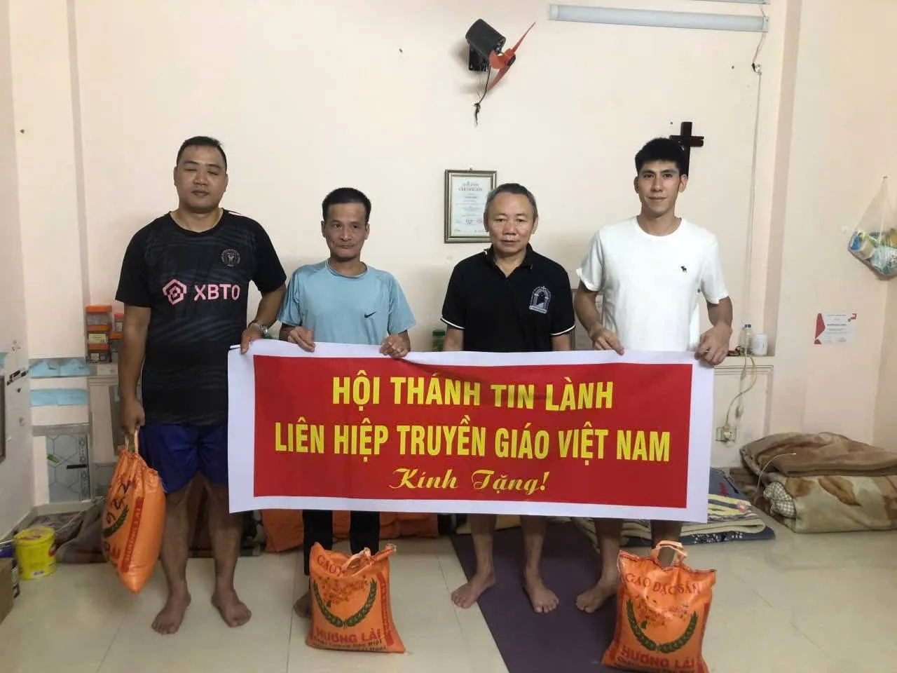 Đoàn cứu trợ của Hội thánh trao quà cho bà con vùng lũ