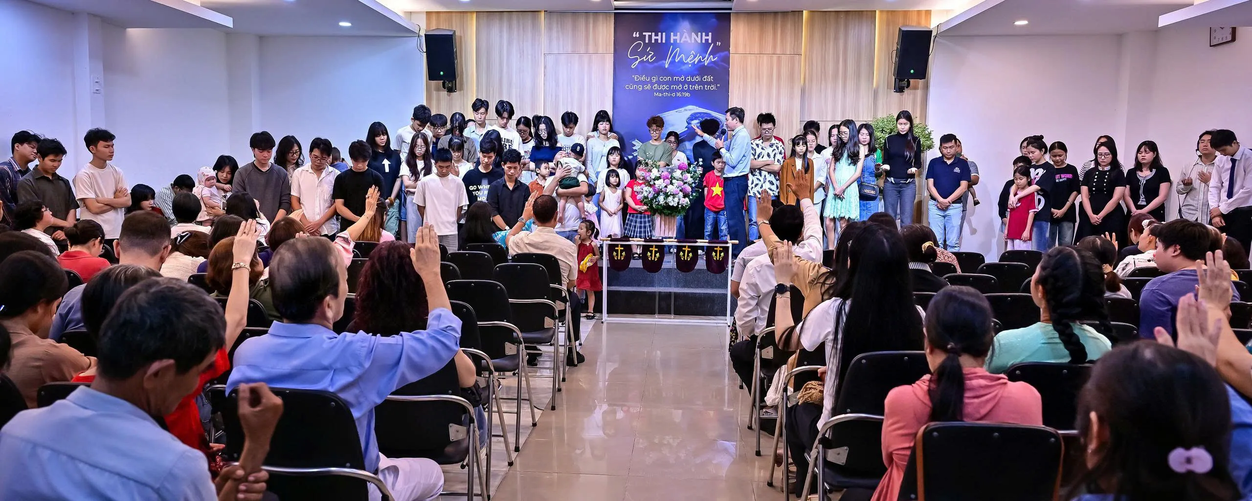 Hội chúng Hội thánh Văn Thánh Bắc trong giờ thờ phượng
