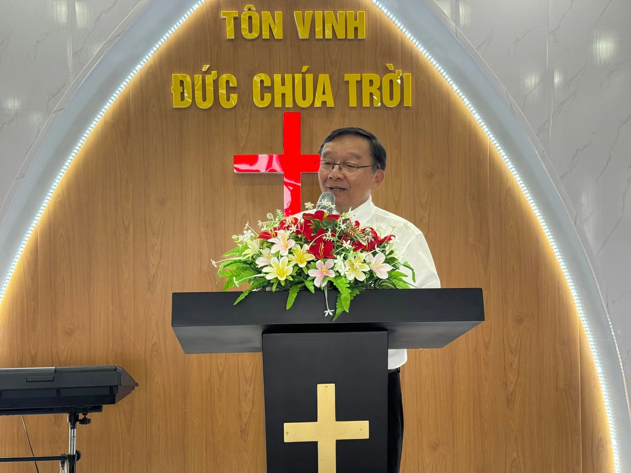 Nhà thờ với thập tự trơn và dòng chữ Tôn vinh Đức Chúa Trời