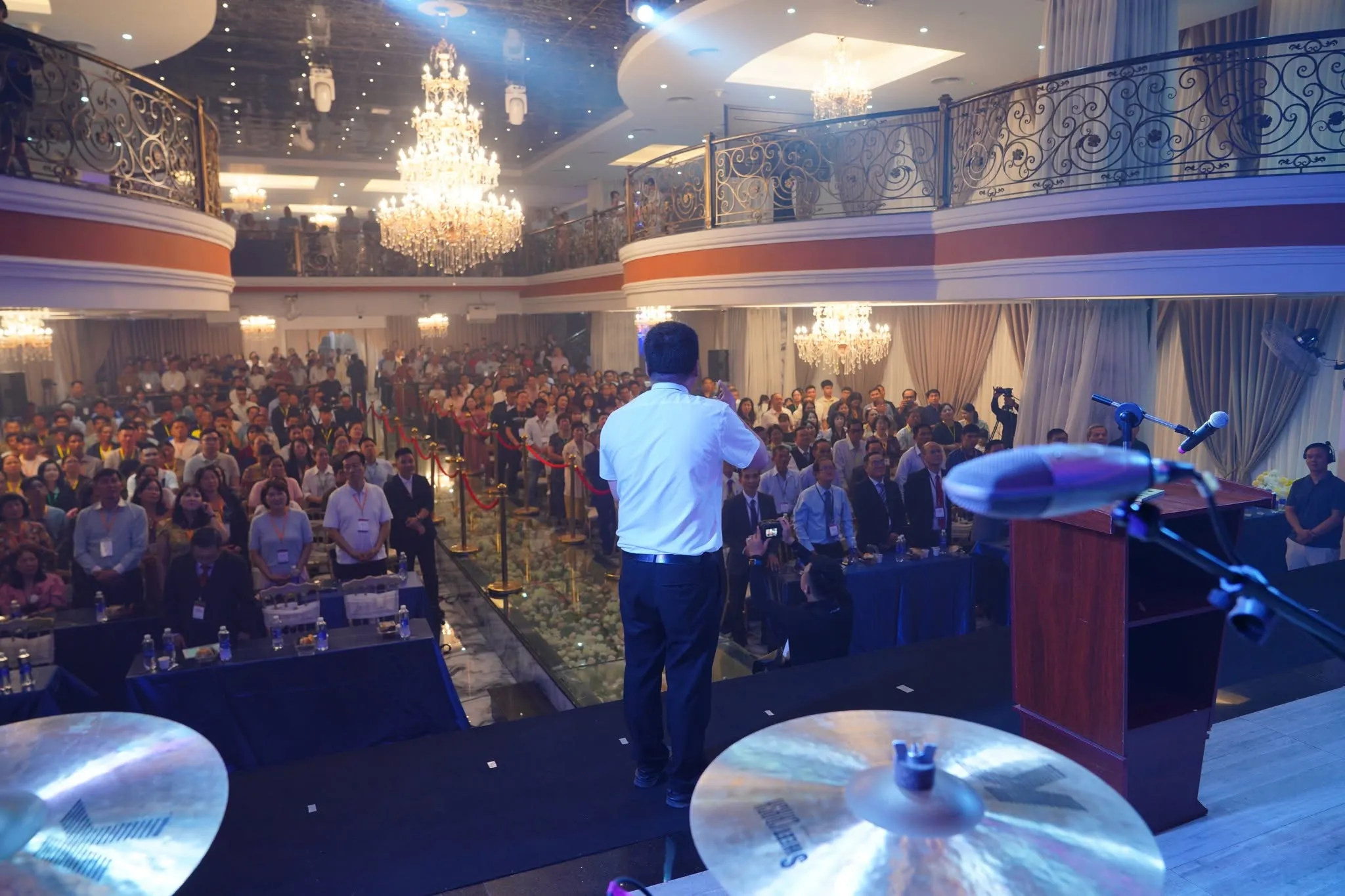 Hội trường Hội nghị Mùa hè nhìn từ sân khấu, kín người tham dự
